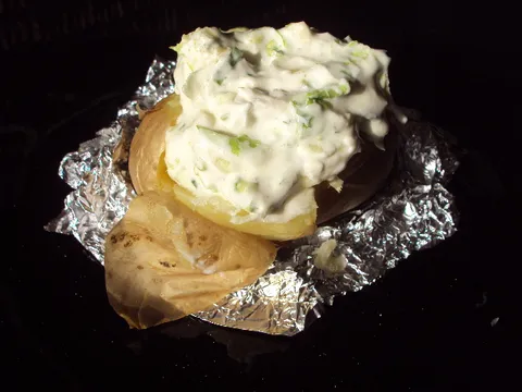 Krumpir iz pećnice sa sirnim umakom