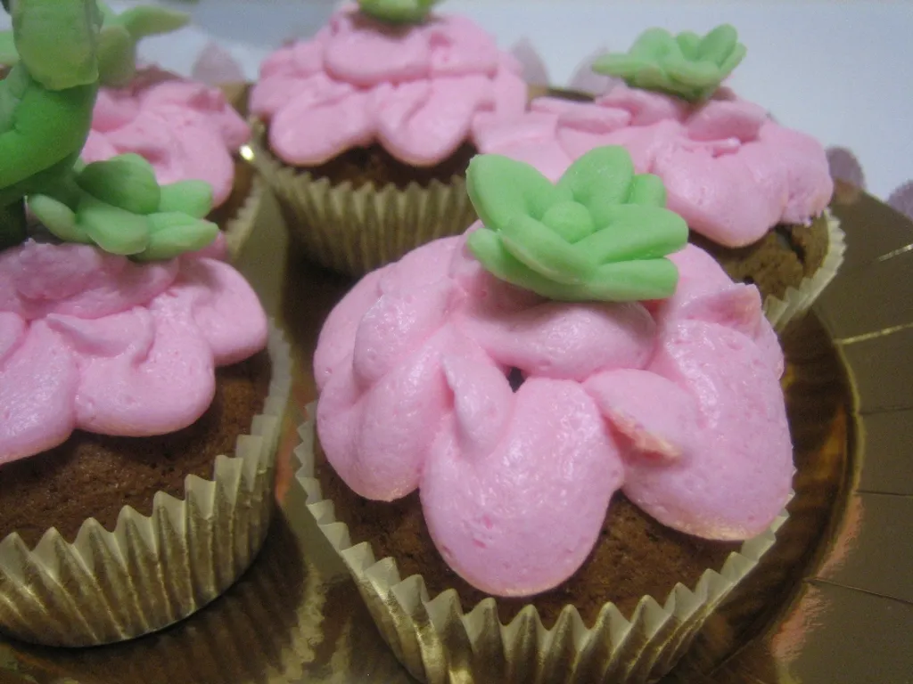 Pink cupcakes s narom