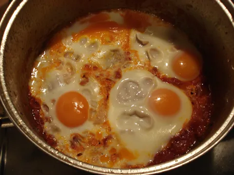 Poširana jaja u paradajz sosu