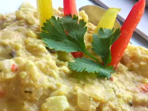 Karfiol curry sa rizom i salatom