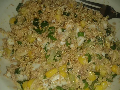 Obrok salata tuna kukuruz - dodavanje susama