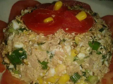 Obrok salata od tune i kukuruza