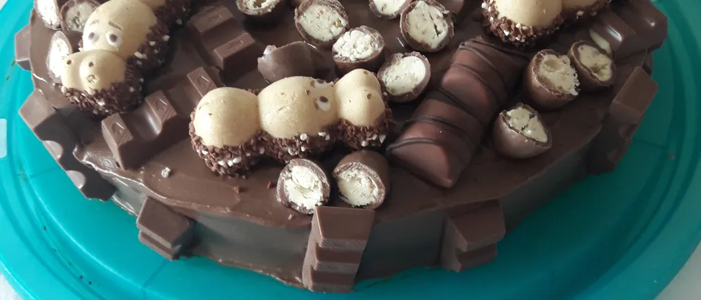 Torta ukrasena kinder cokoladicama
