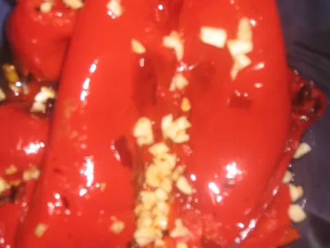 Pečene crvene paprike sa češnjakom