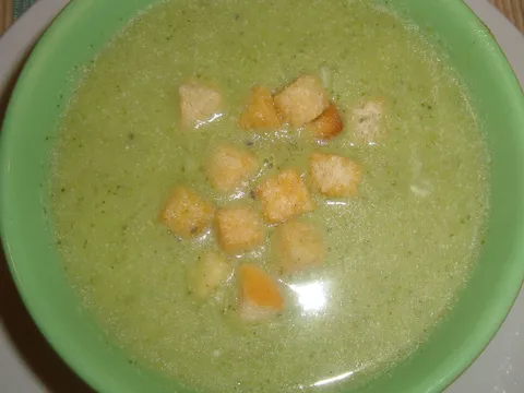 krem juha od brokule sa domaćim aromatiziranim krutonima