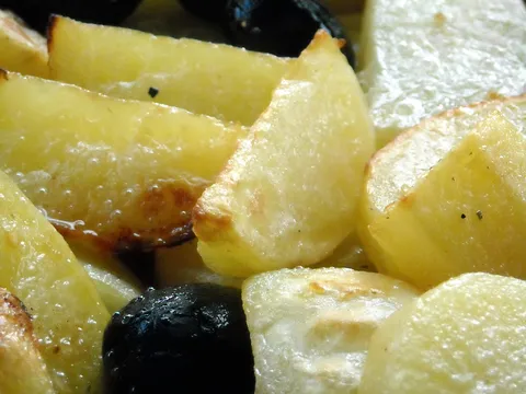 Krompir sa maslinama i belim vinom