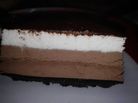 Trobojna čokoladna mus torta