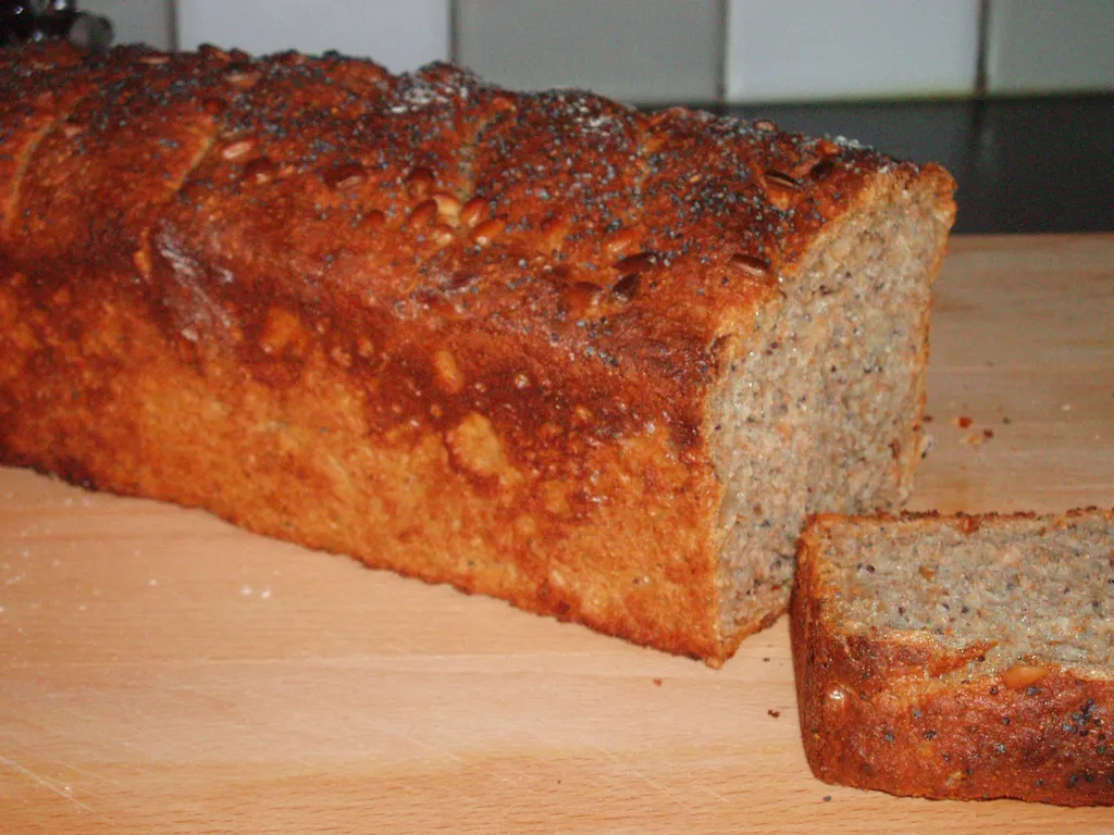 Integralni kruh sa makom i suncokretom