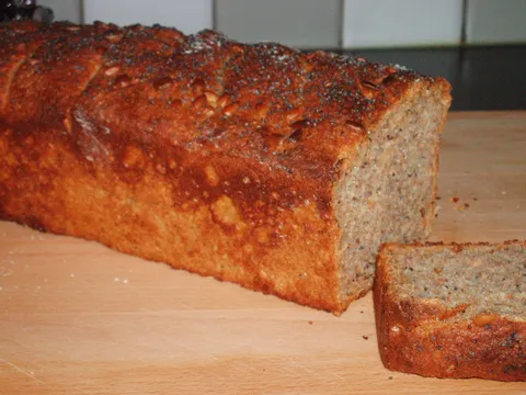 Integralni kruh sa makom i suncokretom