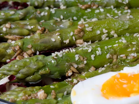 Asparago con uova, olio d&#8217;oliva e aglio (Špargle sa jajima, maslinovim uljem i češnjakom)