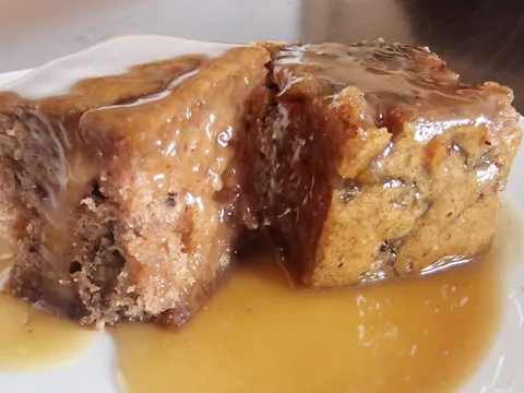 Kolač od urmi sa karamel kremom (Australian sticky date pudding)