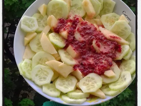 Salata od krastavaca i jabuke + dressing od brusnice. Fantazija.