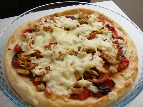Pizza sa puretinom, kozjim sirom i pečenim rajčicama