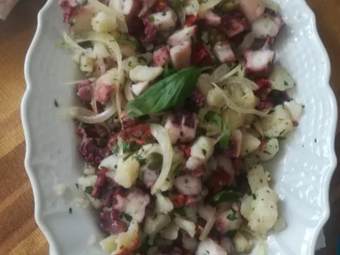 Hobotnica na salatu