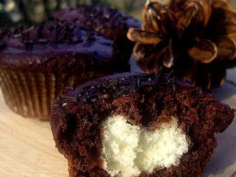 Čokoladni muffini sa srcem od kokosa