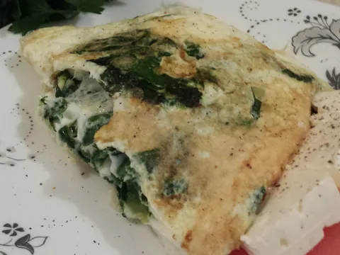 Beli omlet sa mladim spanacem