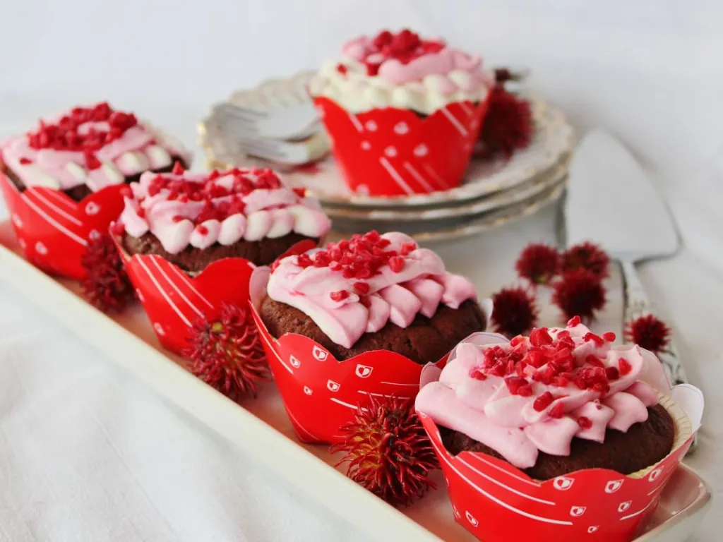 Red velvet cupcakes sa mascarpone icing