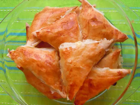 pita od sira- gibanica u trokutu