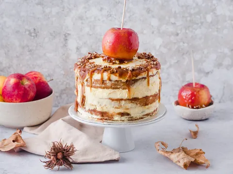 Jesenska torta s karamelom i jabukama