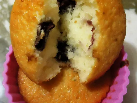 Muffins sa kokosom i crvenim vocem