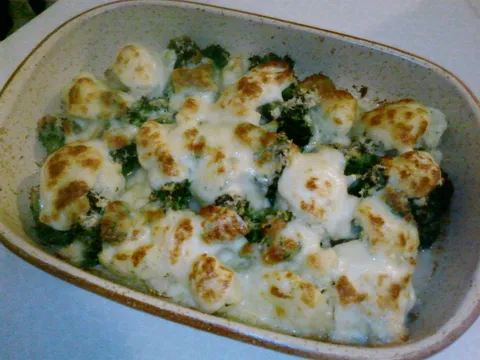 Brokula i cvjetača s mozzarellom i parmesanom zapečene u pećnici