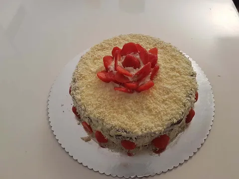 Fenomenalna cokoladna torta sa sirnom kremom i jagodama
