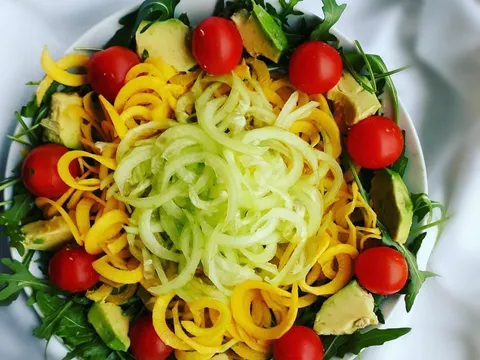 Rikula,špageti od žute mrkve i krastavca,rajčice i avokado.