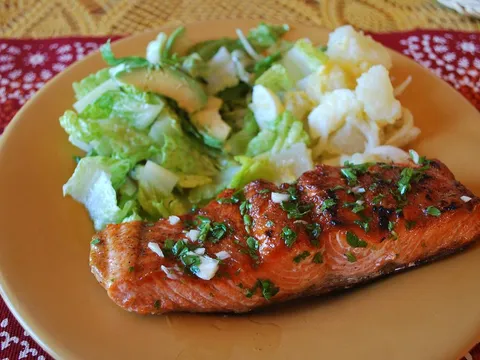 Vecera:salmon,salata od krompira i zelena salata