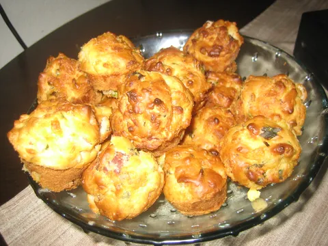 Parmezan i kukuruz ukomponirani u muffine