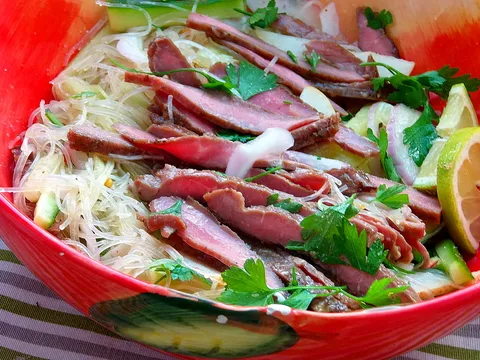 Thai salata od mesa i staklenih rezanaca