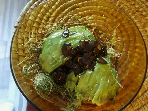 chia klice u salati s avokadom i karameliziranim bucinim sjemenkama