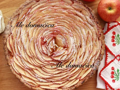 Cvjetni kolač sa jabukama