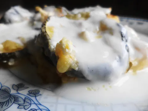Musaka od tikvica i krumpira s lučnicom (umak od jogurta i maslaca)
