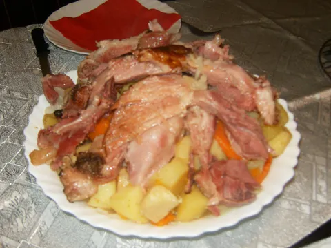 Dimljena svinjska butkica sa povrćem