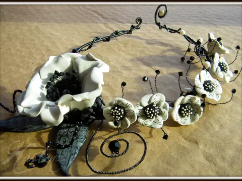 Ogrlica od polimerne gline (fimo) sa zicom" Crno bijeli Anemone cvijet"