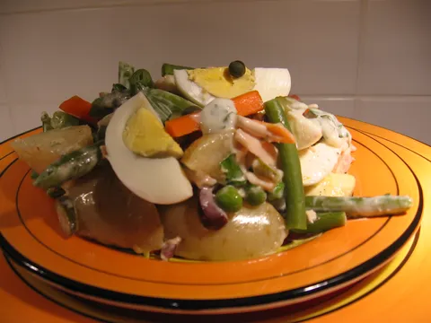 Topla salata sa tunom i povrcem