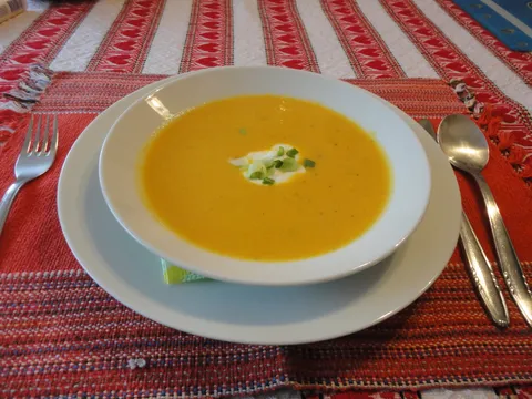 blagdanska juha od mrkve i đumbira