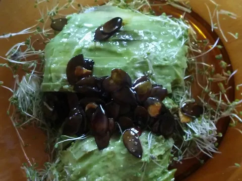Klice u salati s avokadom i karameliziranim sjemenkama bundeve