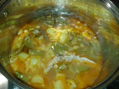 juha od piletine s bamijama i paprikom