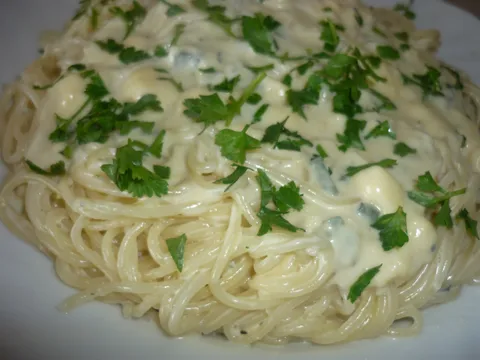 Spaghetti u umaku od parmezana i gorgonzole