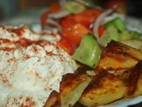 Grčki krumpir, sir i vrhnje i ljetna salata