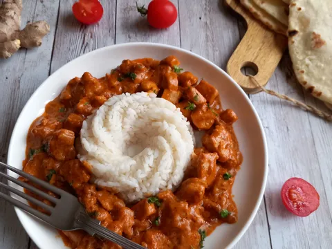 Curry piletina, riža i indijski naan