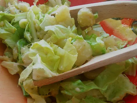 Topla zimska salata od endivije i krumpira