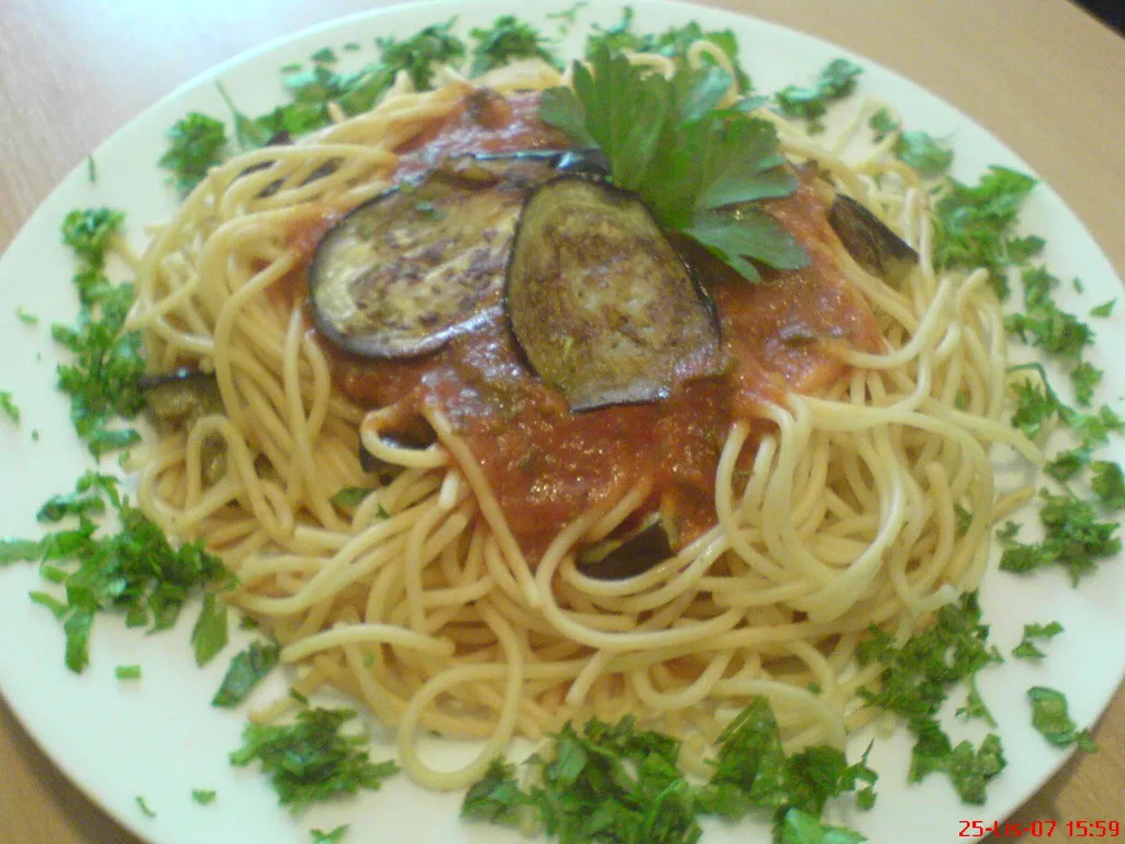 Špageti u umaku od rajčica i patliđana