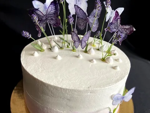 Voćna torta s wafer leptirima