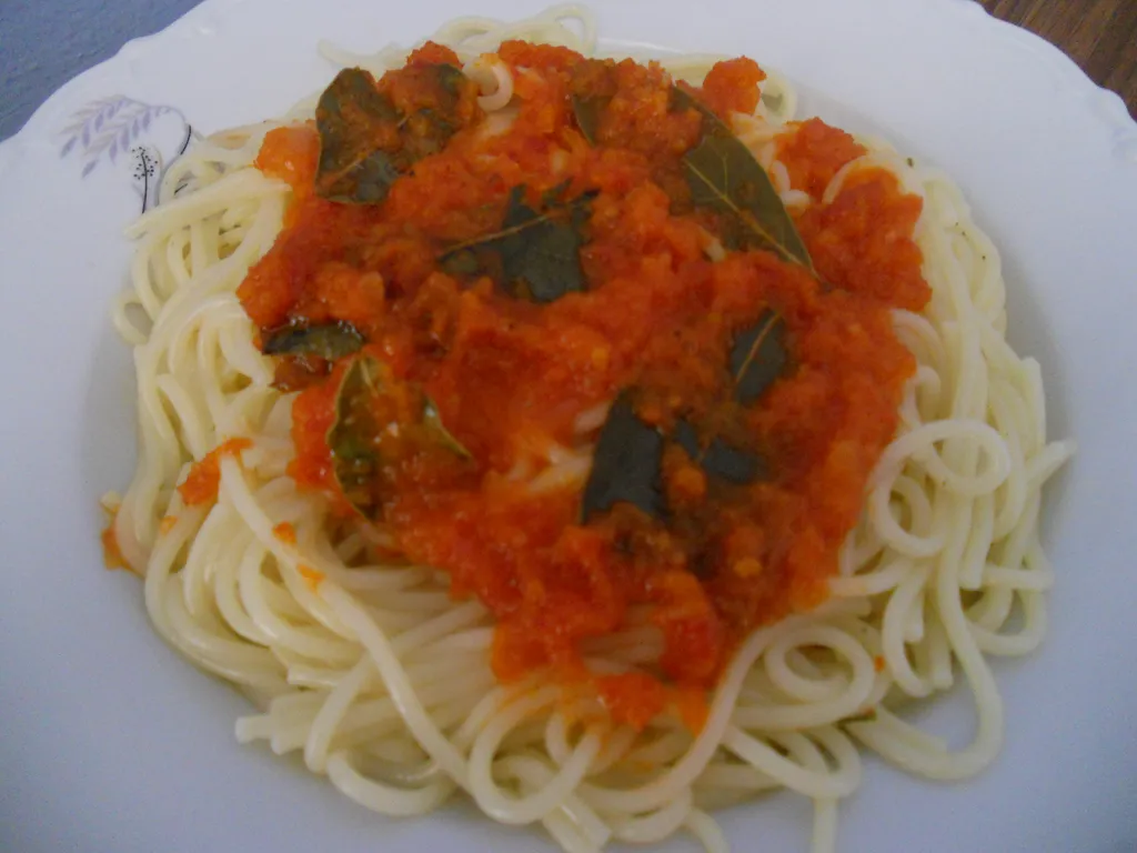 Špageti sa paradajsom i lovorom