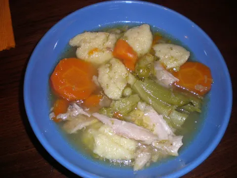 Pureća juha sa povrćem i finim mekanim noklicama