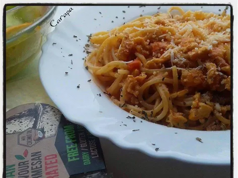 Špageti s TEMPEH raguom+veganski parmezan.