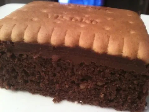 Čokoladni kolač s keksom