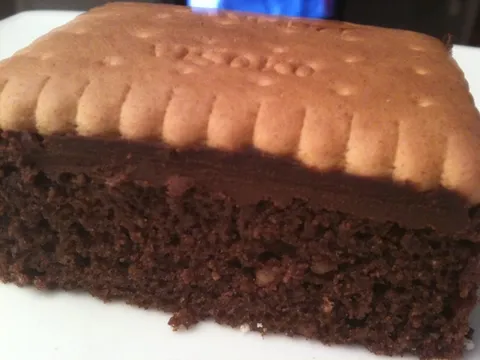 Čokoladni kolač s keksom
